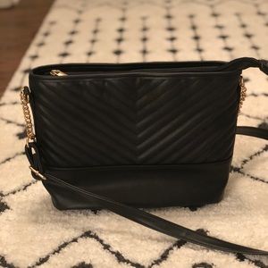 Over the shoulder black purse • gold chain accent